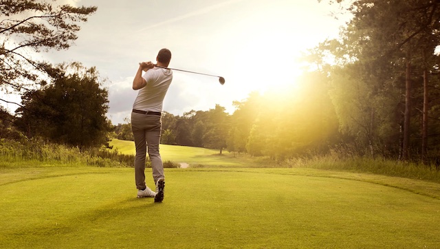 player-hitting-the-fairway