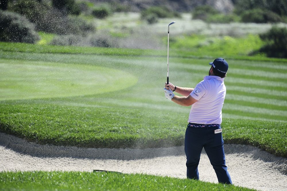 player-swinging-a-shot-out-of-a-bunker