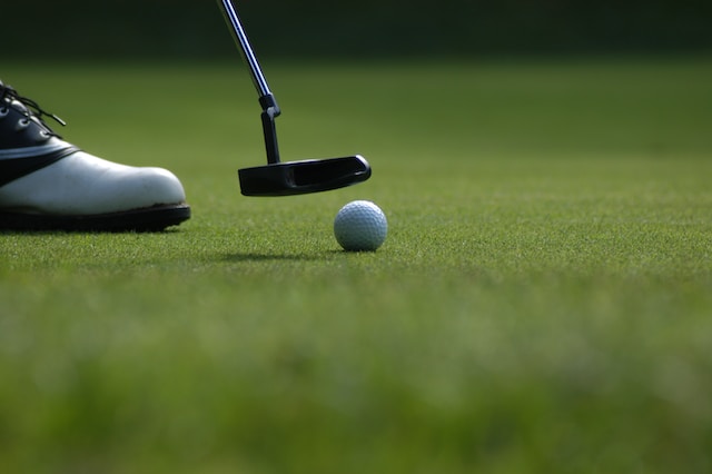 golf-shoe-putter-and-ball