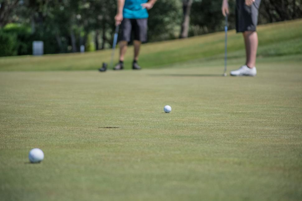 player-potting-golf-ball