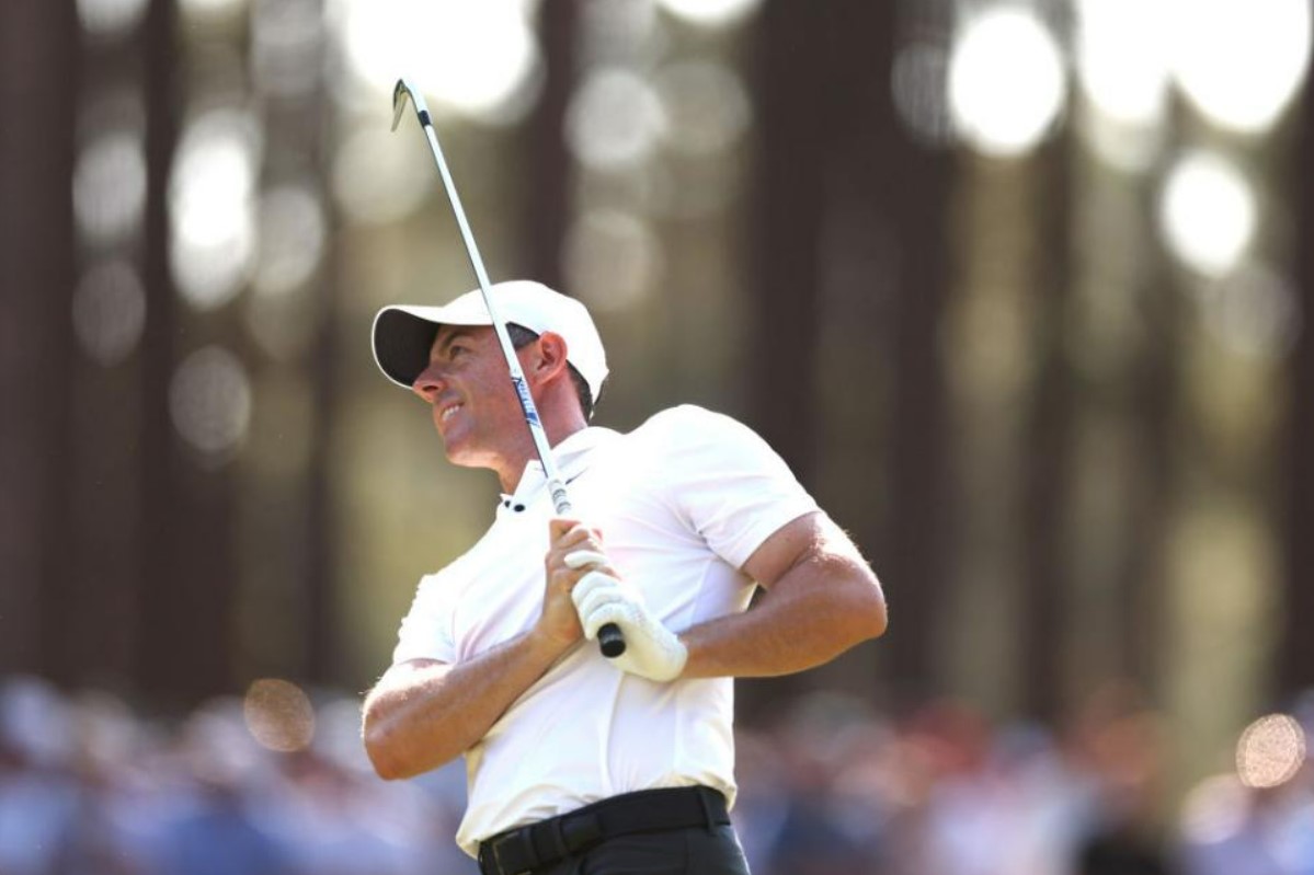 Witness Rory McIlroy’s stunning chip-in at the 2024 U.S. Open in Pinehurst, showcasing unmatched skill and poise under pressure.