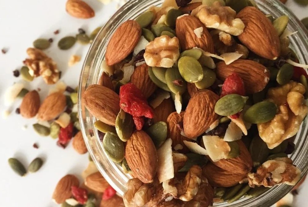Discover the ultimate trail mix guide! Learn crafting nutrient-rich blends with flavors that energize and satisfy. Perfect for on-the-go snacking!