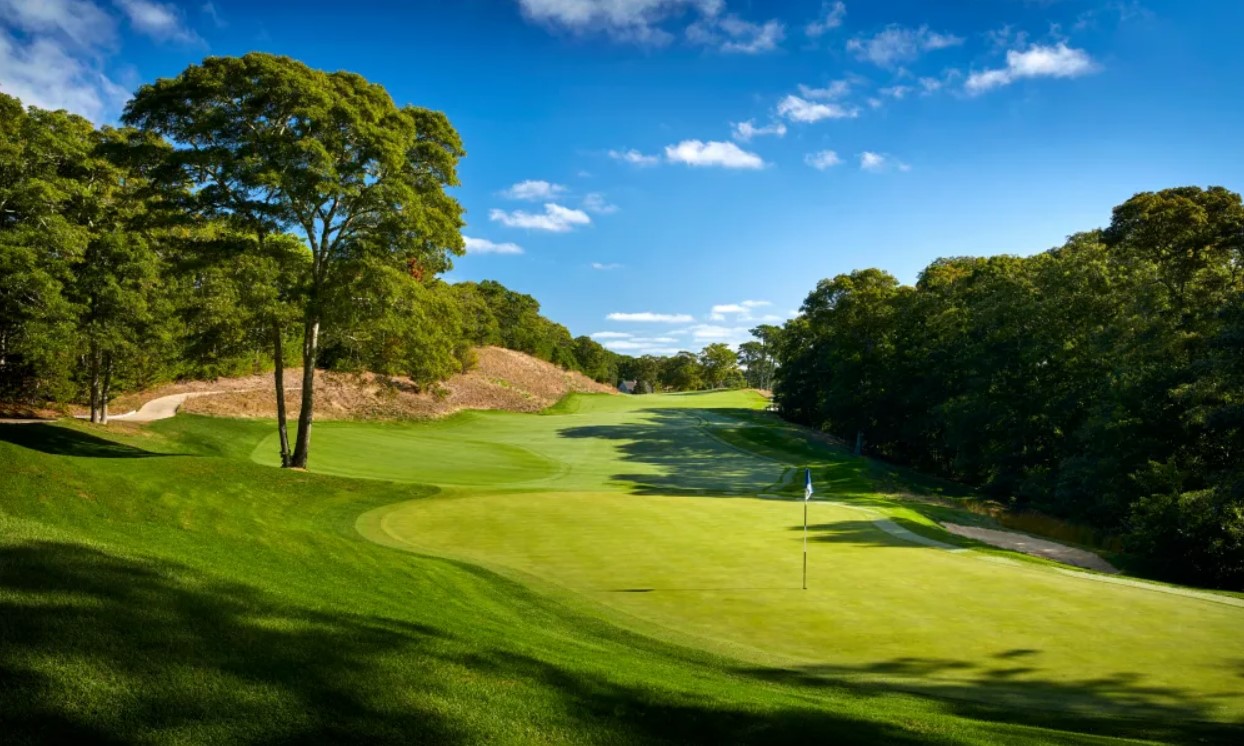 Discover Massachusetts’ top public and private golf courses for unmatched greens, historic beauty, and challenging layouts. Perfect for all golfers.