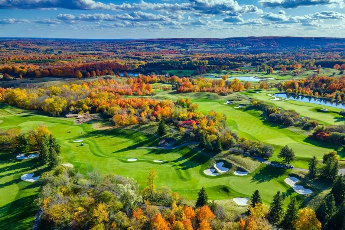 Discover Maine’s top public and private golf courses, showcasing stunning landscapes and challenging designs for the ultimate golfing experience.