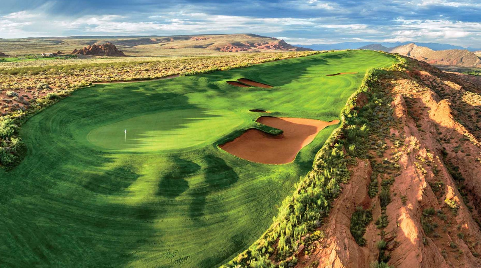 Discover top Utah golf courses! Enjoy unparalleled landscapes and challenging play at public and private clubs. Ideal for all skill levels.
