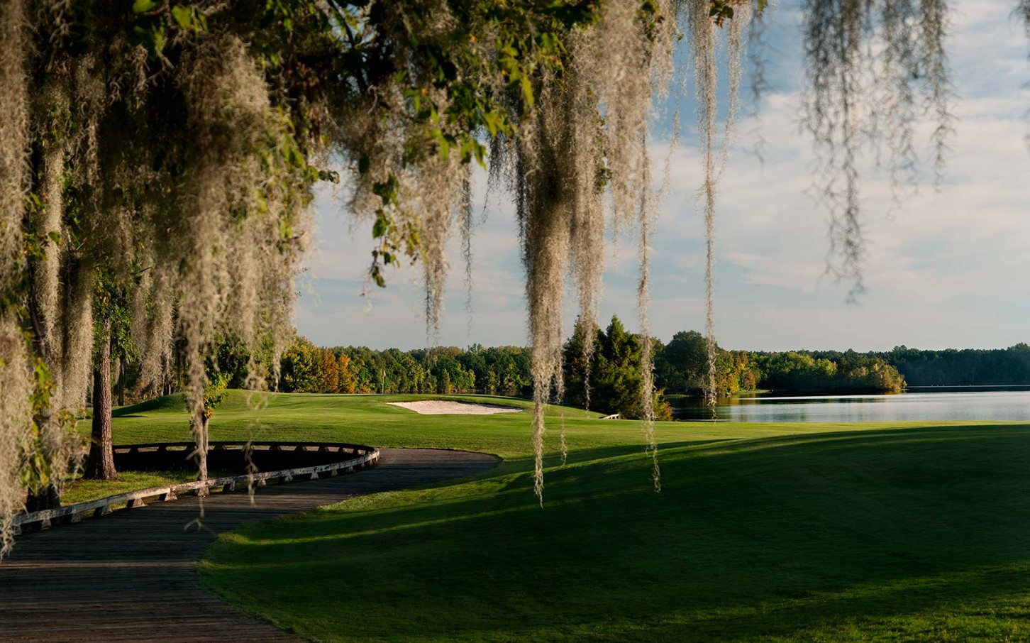 Discover top golf courses in Alabama! From scenic public greens to exclusive private clubs, perfect your game in diverse, challenging settings.