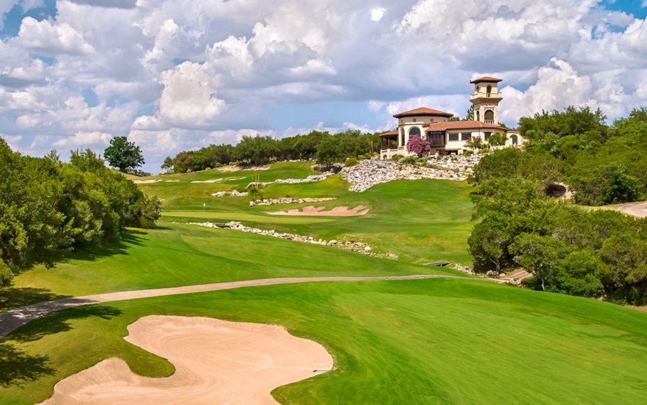 Explore Texas’s top golf courses with our guide to the best public and private greens, featuring exclusive resorts and accessible fairways for all golfing enthusiasts.