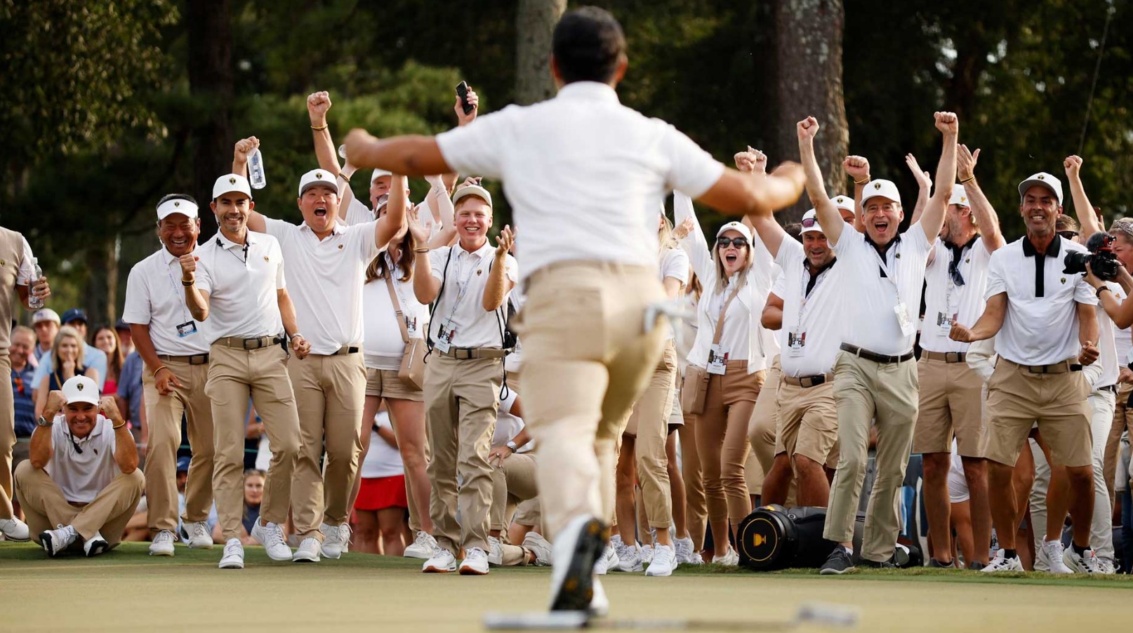 The Intensity of Competition: Tom Kim and the Charge of Team Spirit at the Presidents Cup